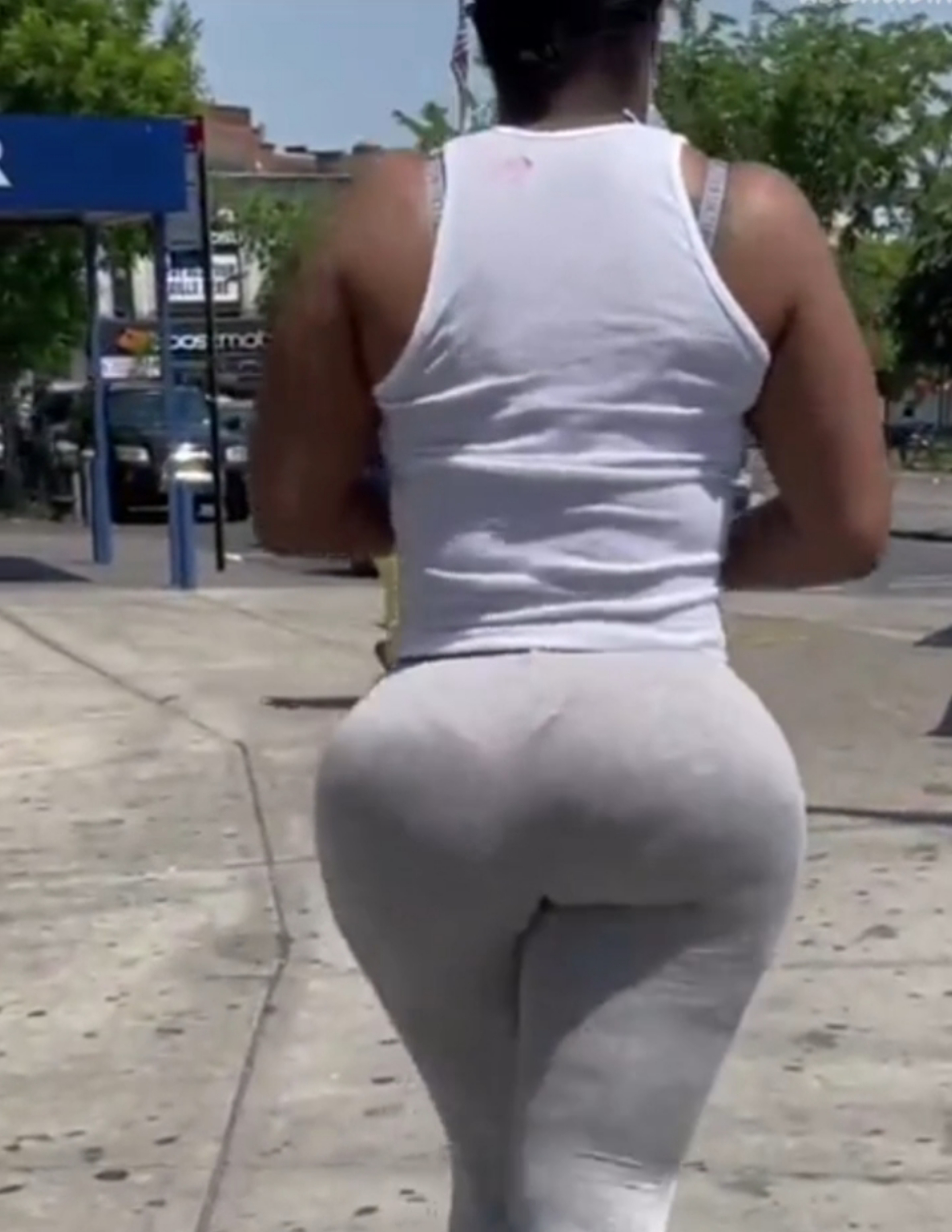 MONSTER BUBBLE BOOTY JIGGLY ASS CANDID