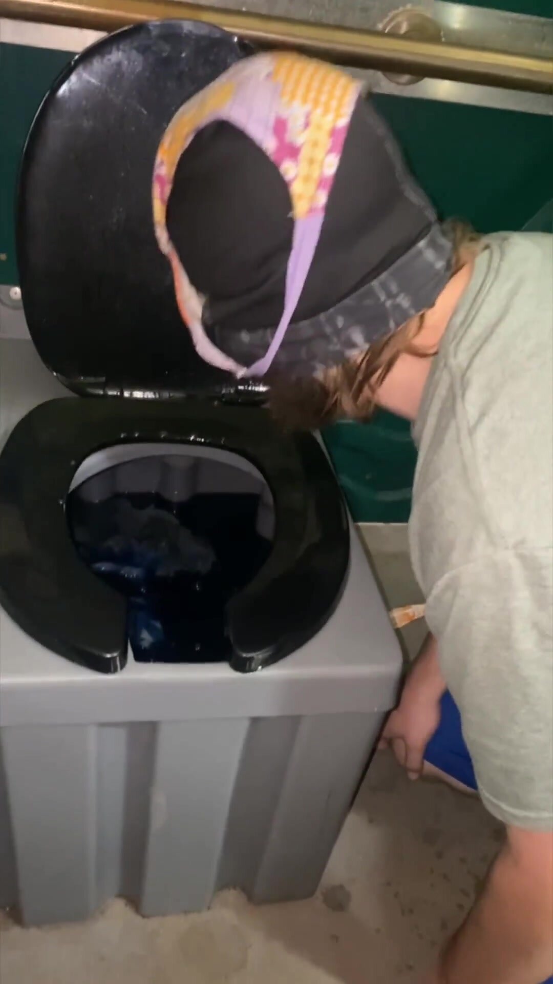 Cute green hair babe pisses in porta potty