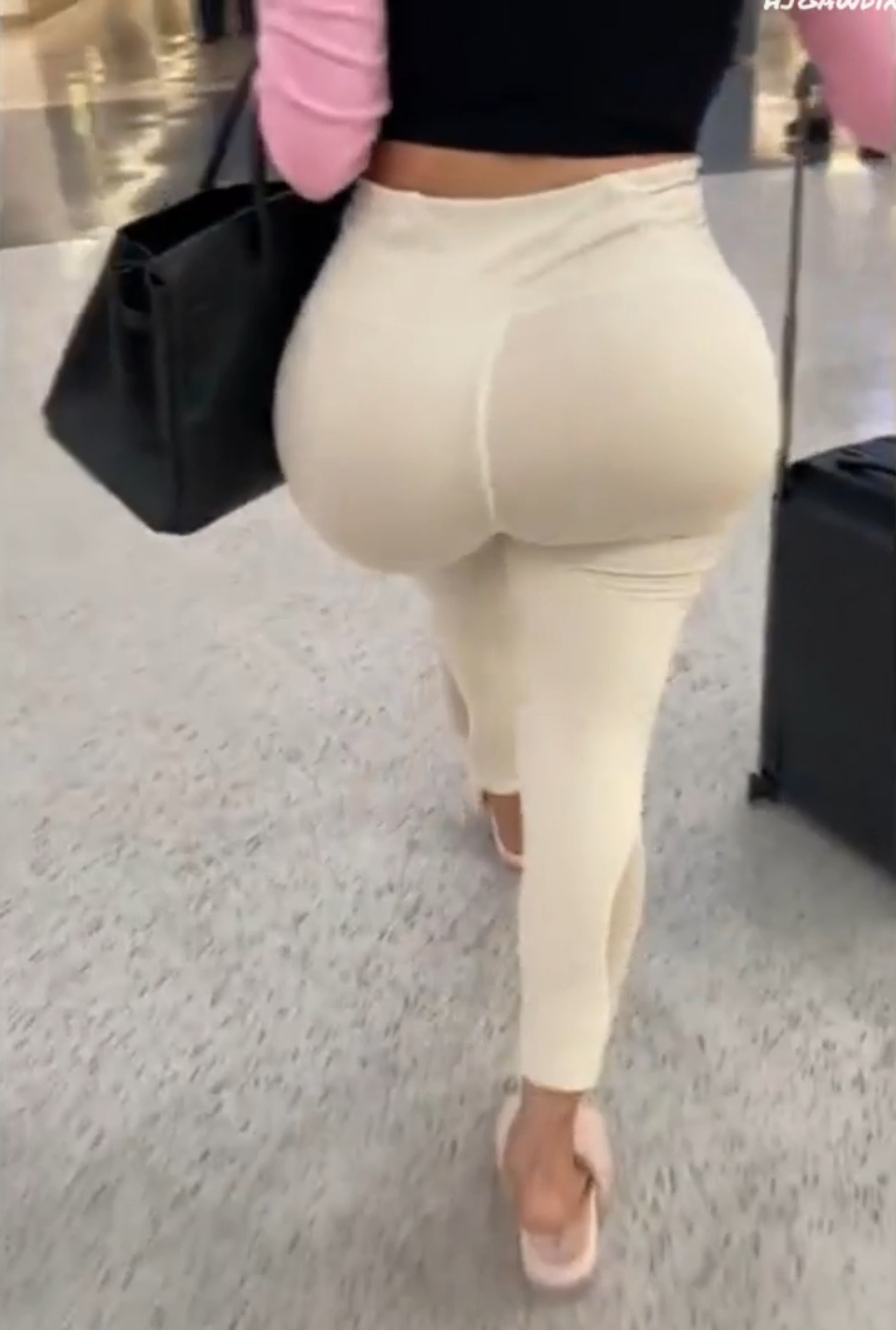 MEGA BUBBLE BOOTY WALKING AROUND WITH ALL THAT DAM ASS