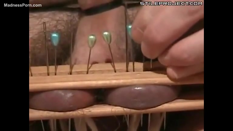 Cock and ball torture needles / Tortura de bolas y verga agujas
