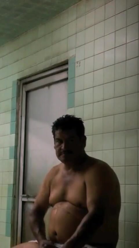 Paja de gordo en sauna - video 2