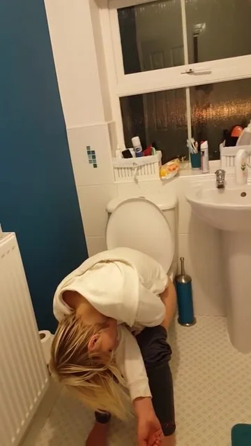 Drunk Toilet - Drunk woman snoring on toilet - ThisVid.com