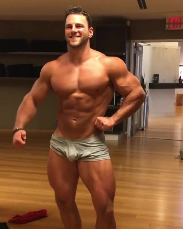 huge bodybuilder posing routine
