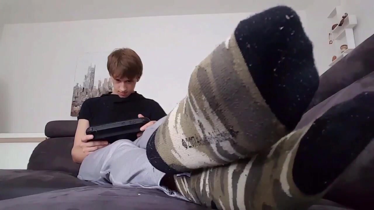MISC-Boyfeet while playing Game- face reveal