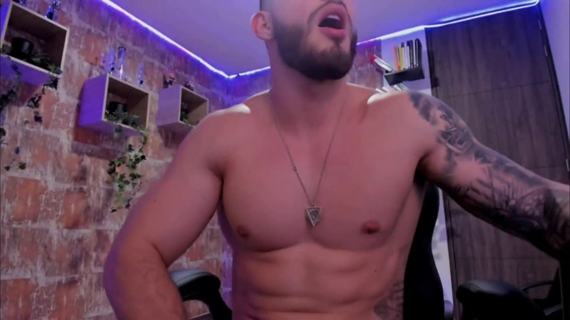 muscle hunk jerking off his big cock