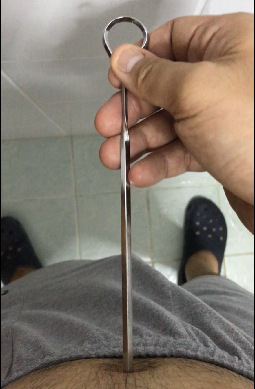 Navel stabbing with long spike