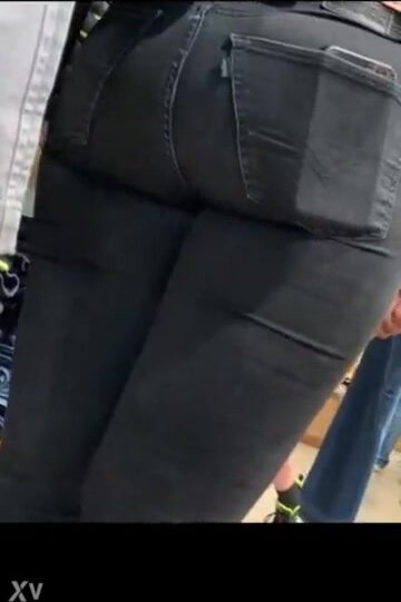Sexy Ebony in Black jeans ass