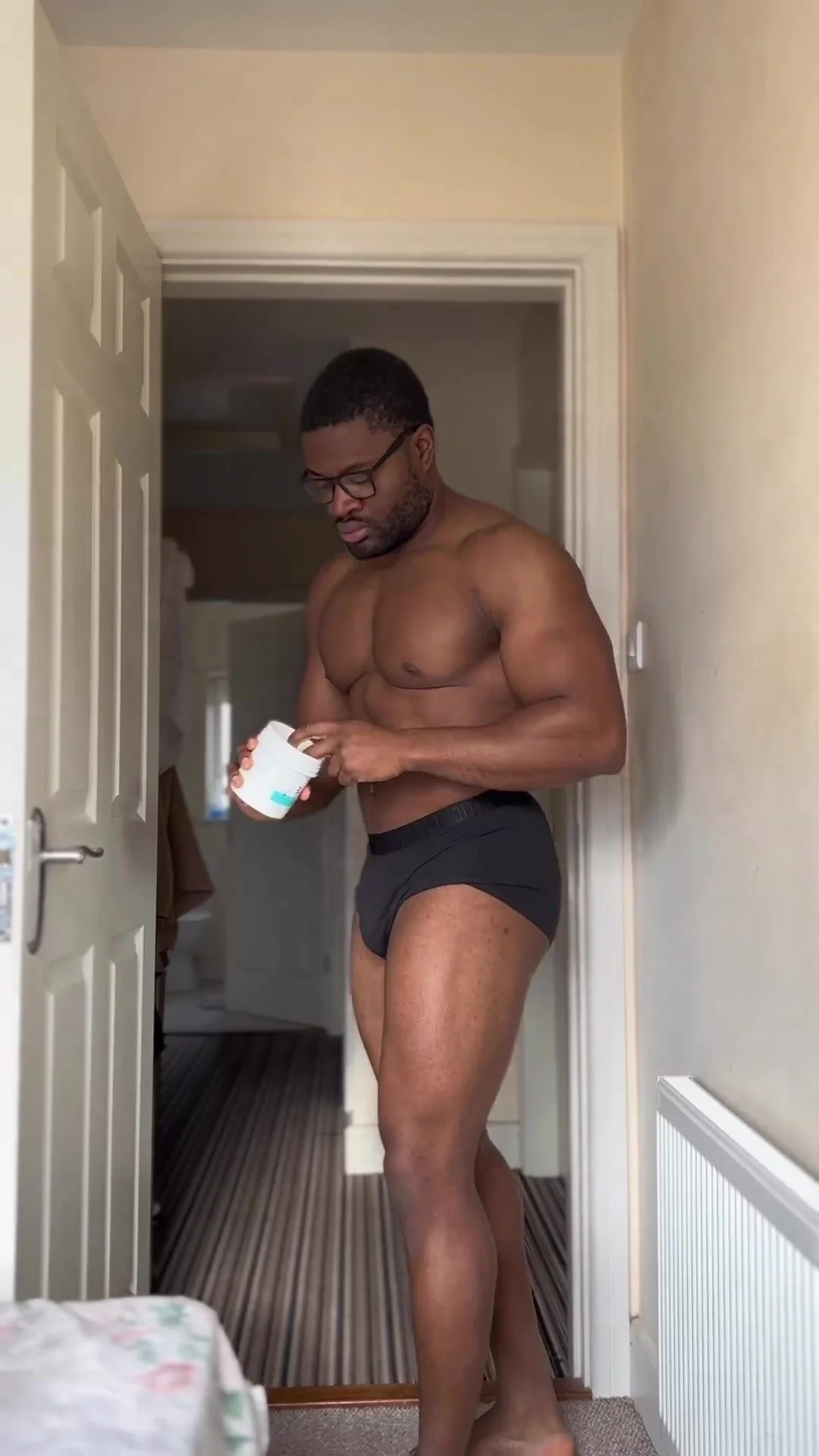 Sexy man gets ready for the day - ThisVid.com
