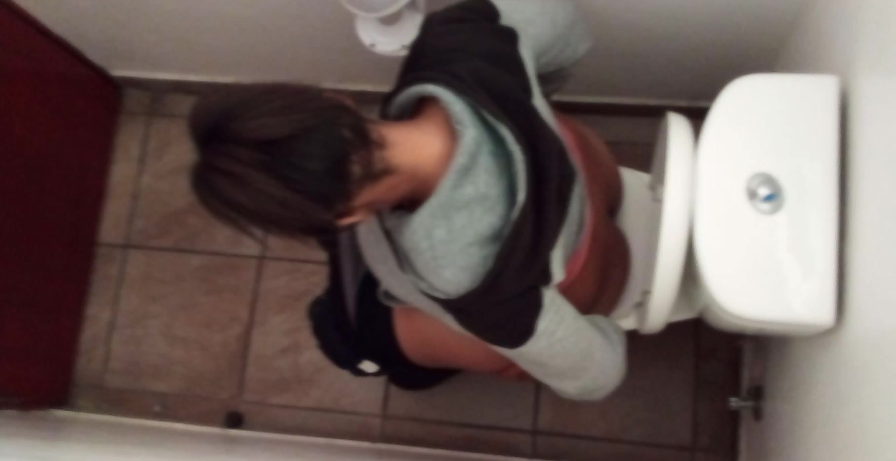 Girl pissing toilet - video 5