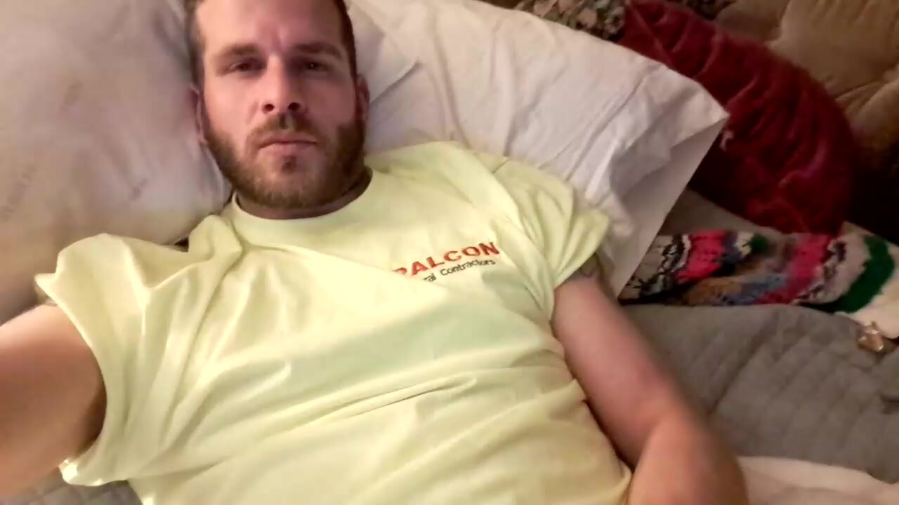 str8 dude likes to show off ass