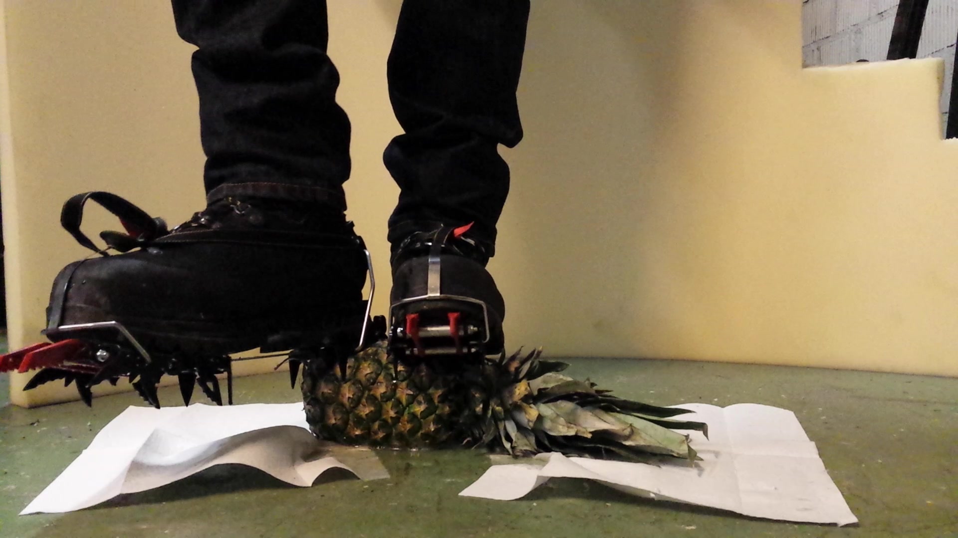 Boots with Crampons crush Ananas