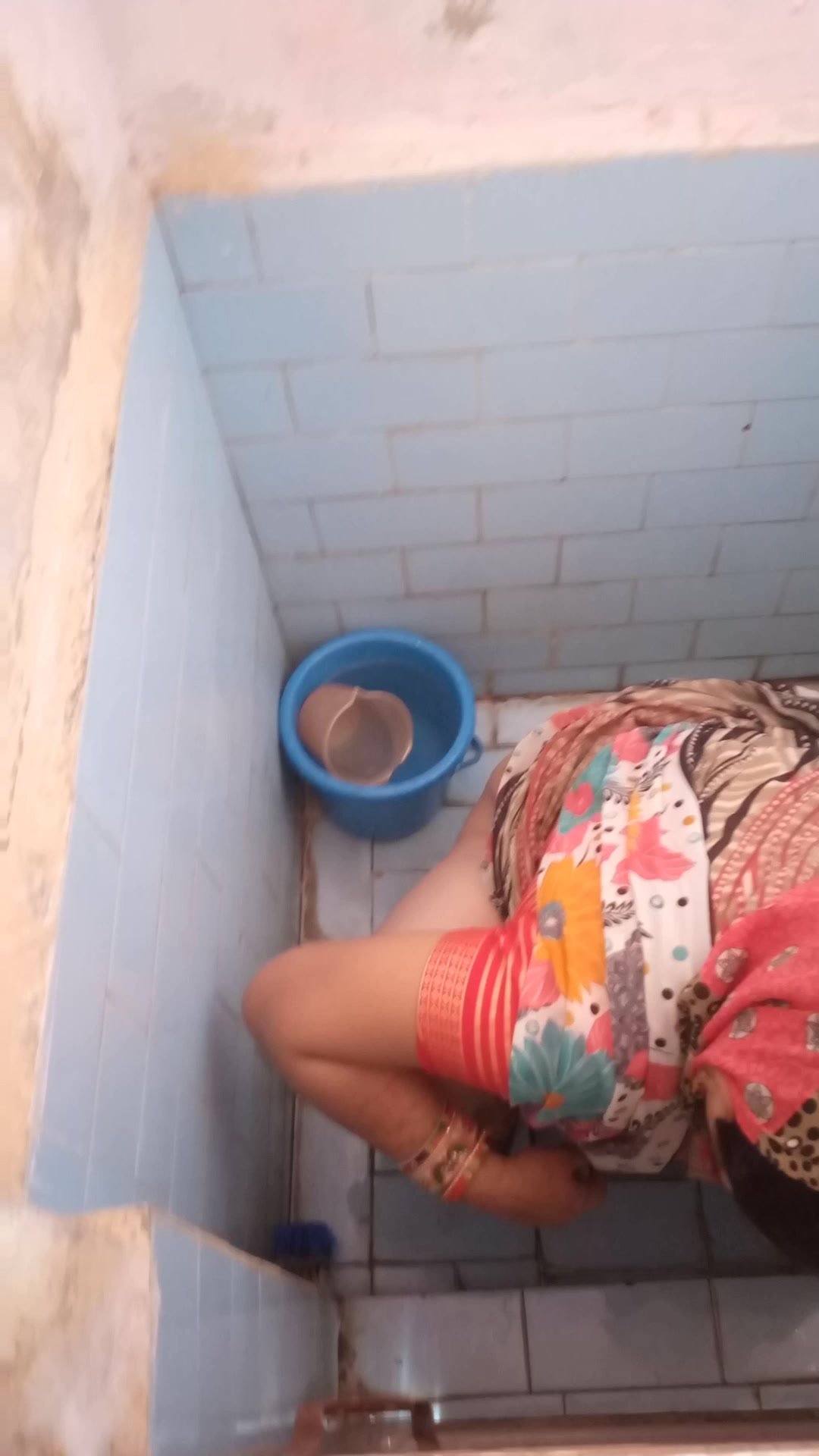 Aunty pissing in toilet Voyeur - ThisVid.com