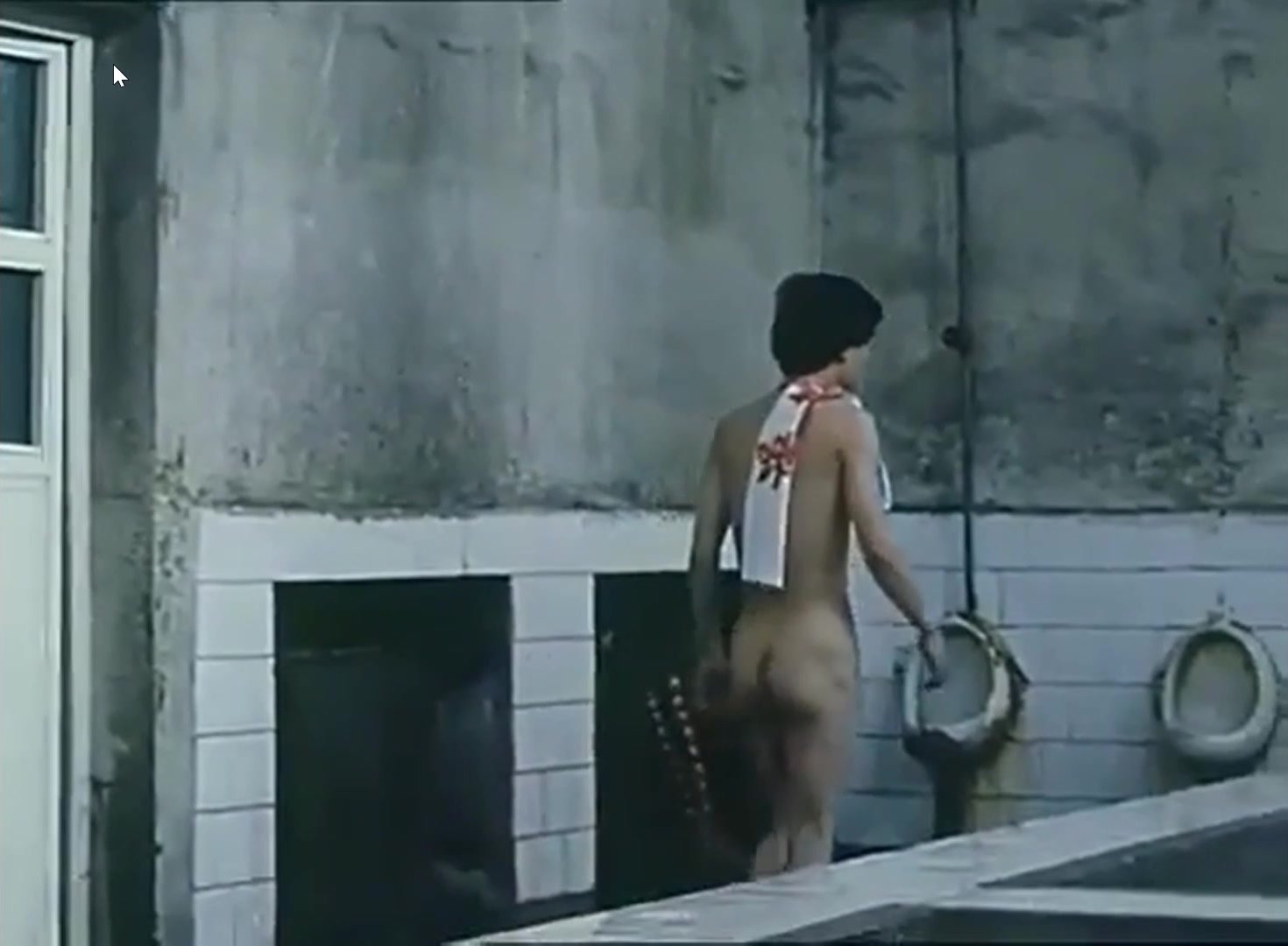 Chinese actor strips naked for public bath in film
