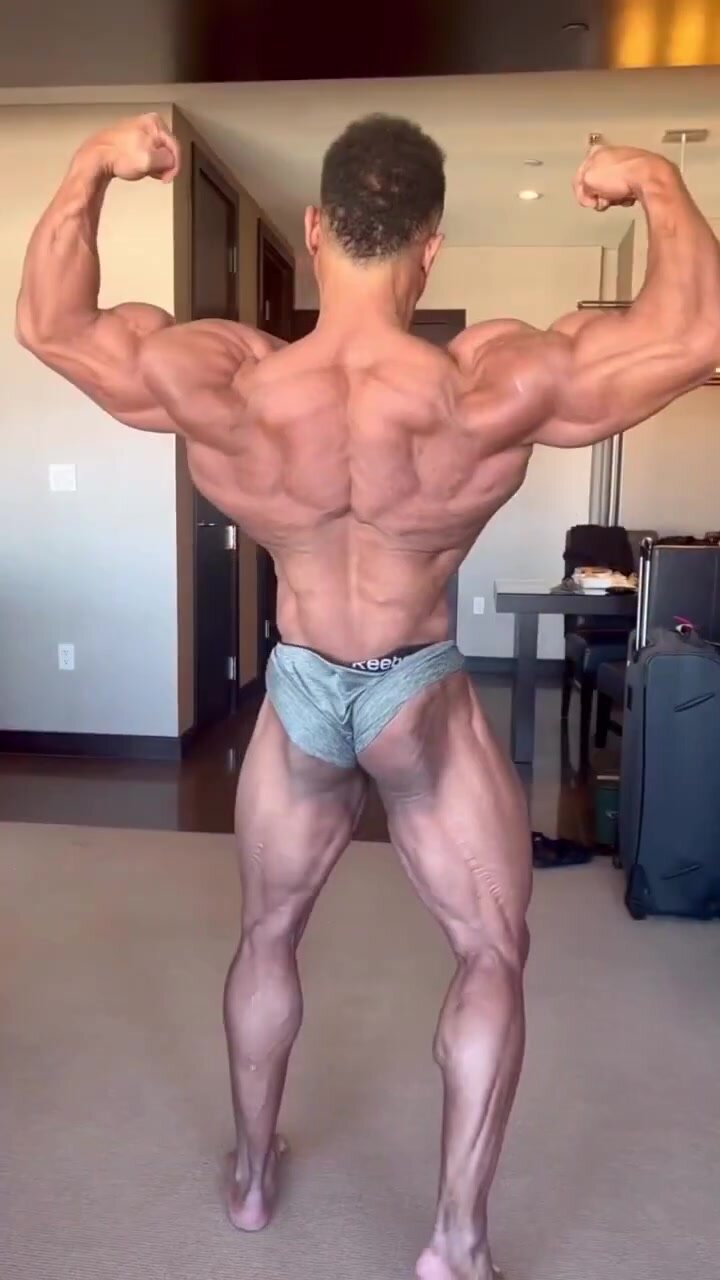 ANOTHER AMAZING LATIN MUSCLE GOD