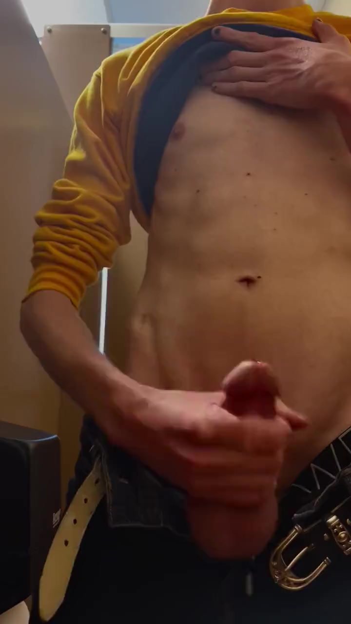 Skinny fit twink cums