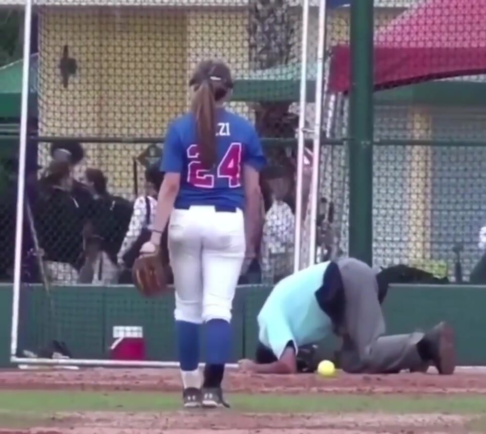 Umpire hit in the nuts. HOT girl reactions