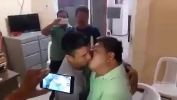 Taxistas mexicanos besandose