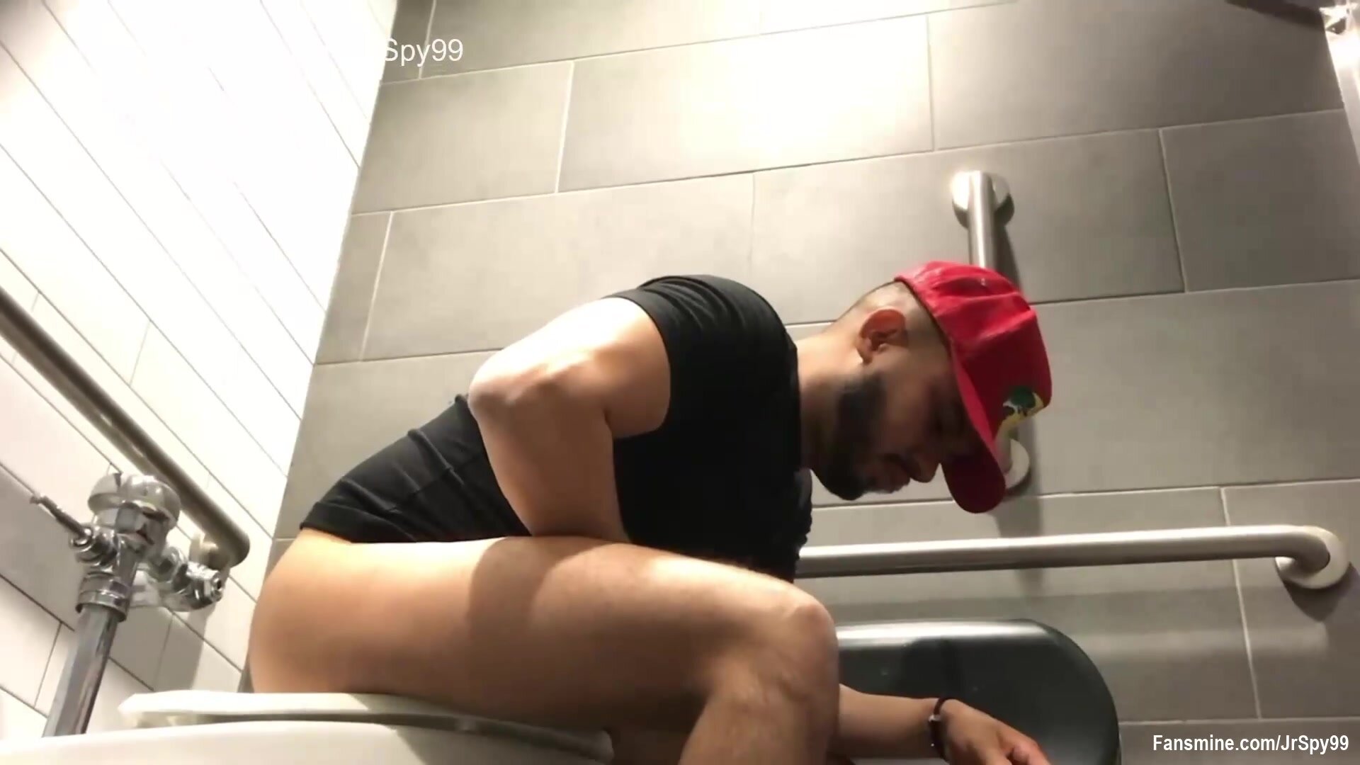 Spy: Hot guy on the toilet with wipe