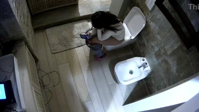 Pooping girl spy - video 2