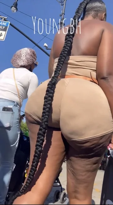 Fat Black Girls Walking - EBONY BIG ASS WEARING TAN TOP & TAN SHORTS WALKING - ThisVid.com En espaÃ±ol