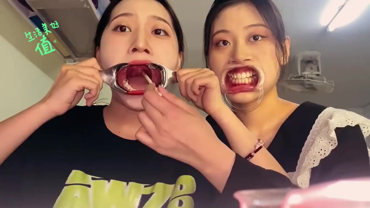 chinese girls show her uvula1