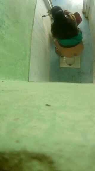 Srilankan aunty piss toilet