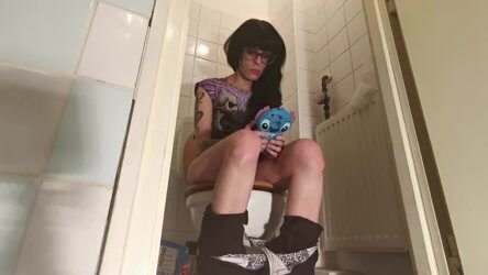 Pooping girl - video 119