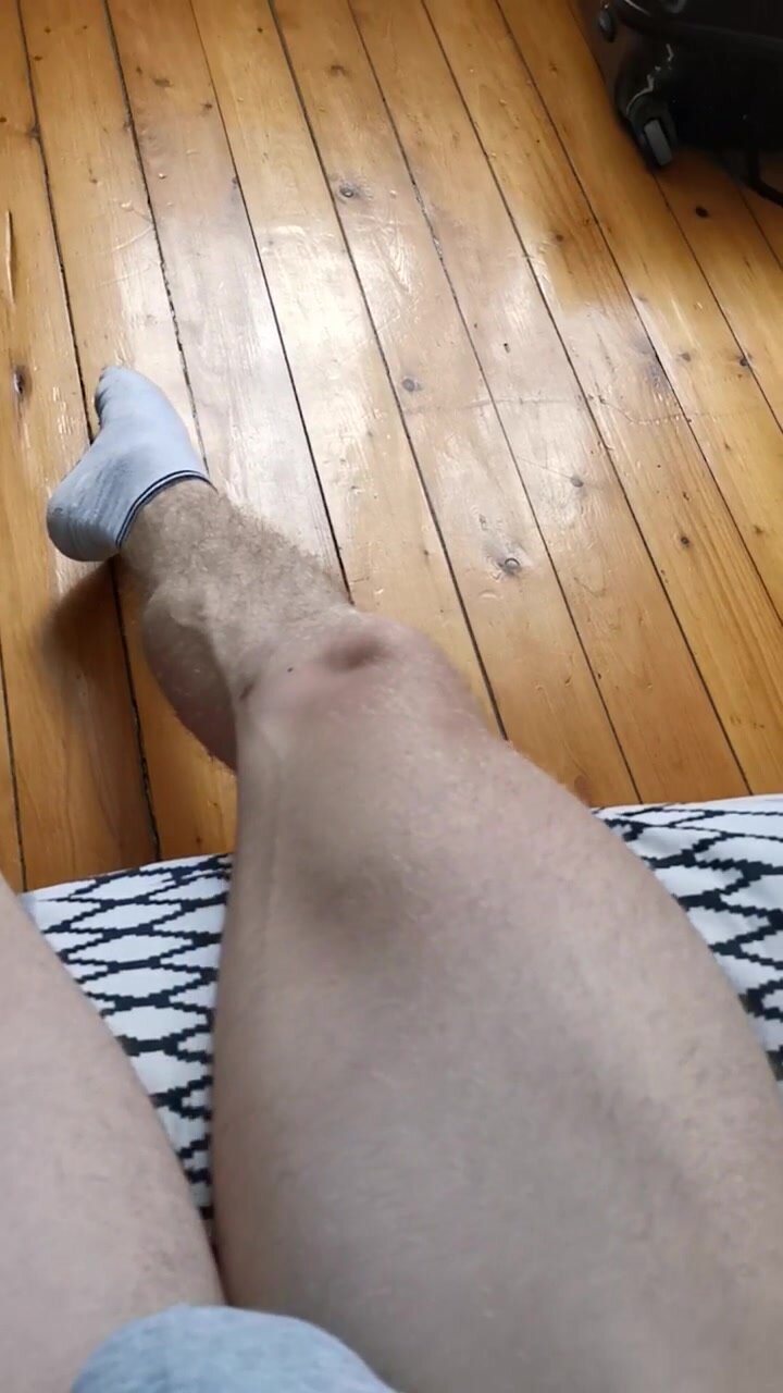 Muscle Guy Flex his Leg with a Gurgle