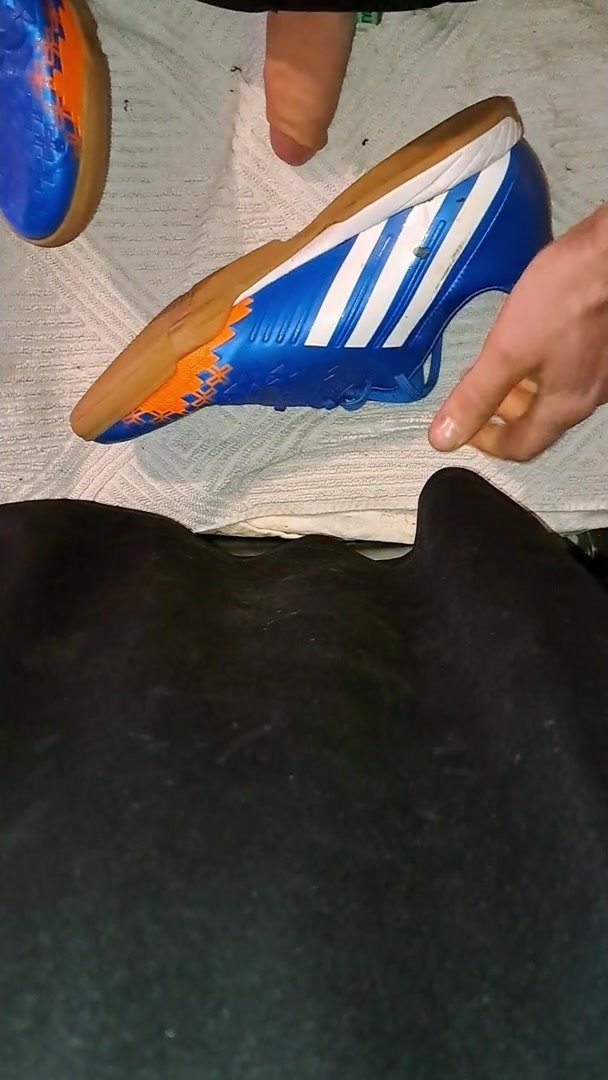 Wichse auf meinen blauweissen Adidas Fussballschuhe