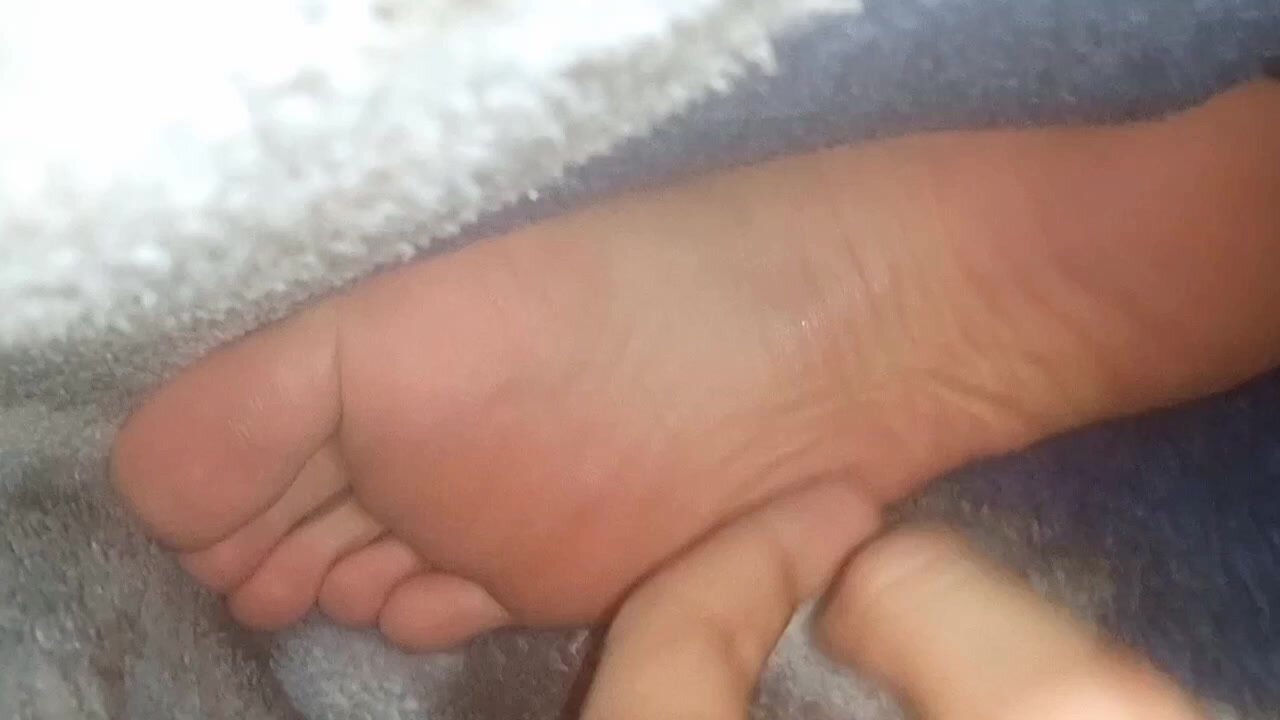 Sleep feet tickle 3