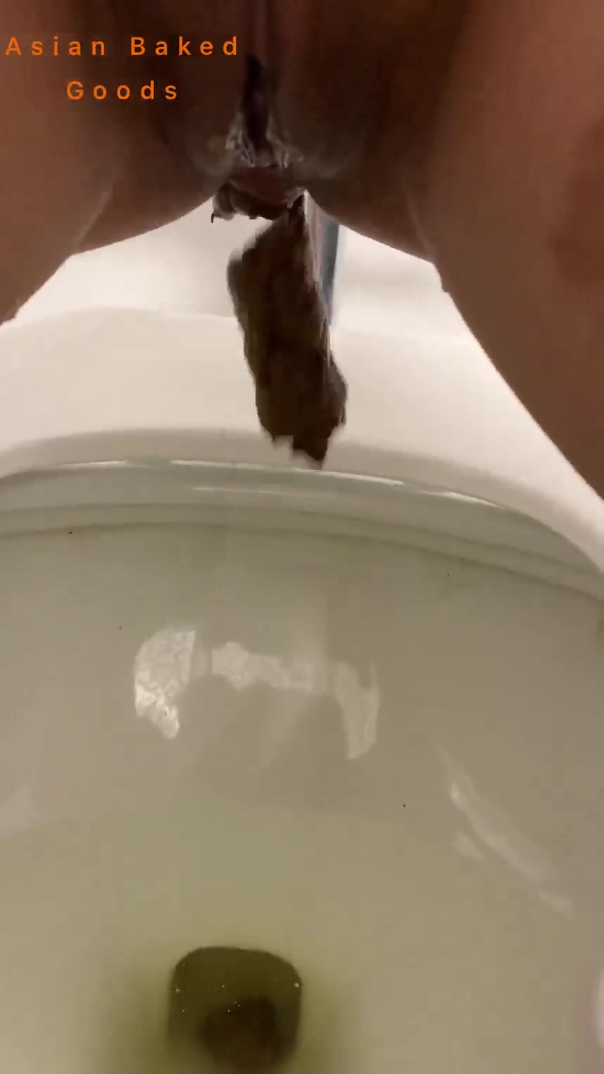 Girl poops in public toilet - video 5