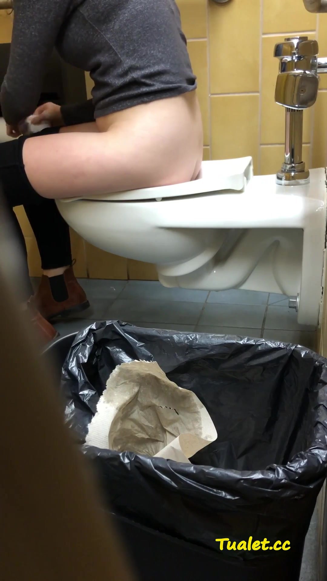 Public bathroom spy - video 4