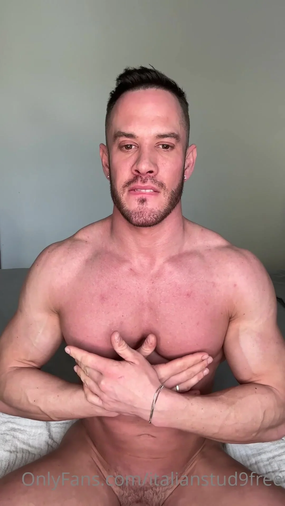 Hung muscle dude playing with his nipples - ThisVid.com