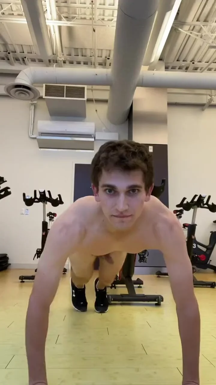 Exhib: Twink goes naked around the gym - ThisVid.com