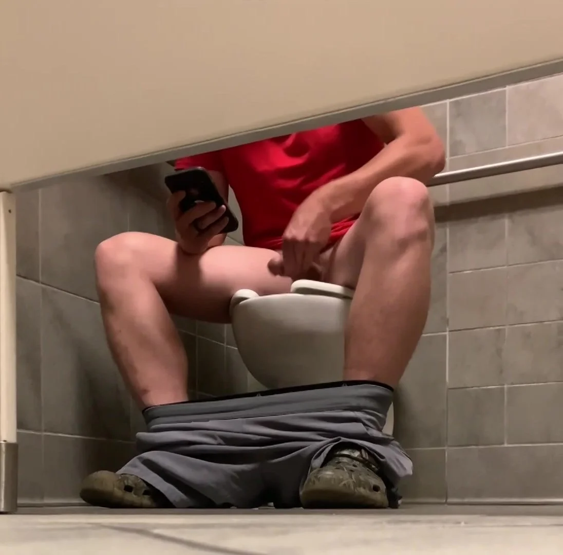 Married man jerks off in bathroom - ThisVid.com