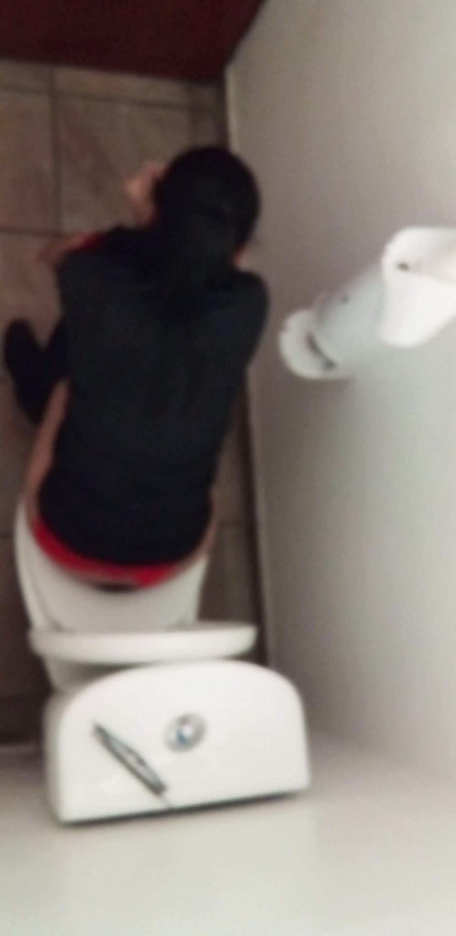 Girl pissing toilet - video 6