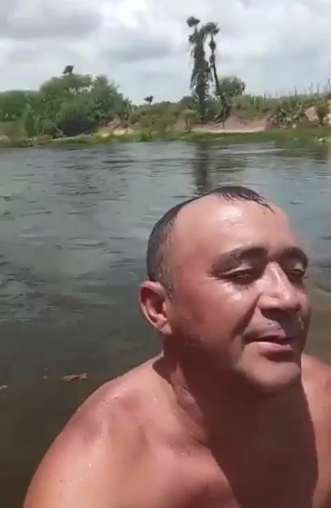 Caminhoneiro cagando no rio