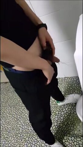 95 minutes of Chinese guys pissing
