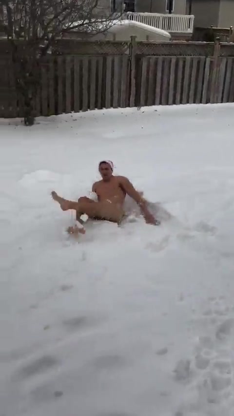 Guy go in snow naked with his dick