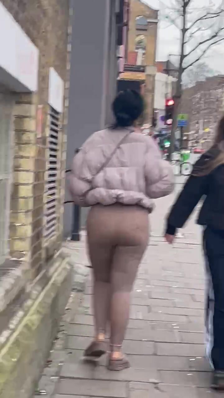 Sexy ebony ass in leggings