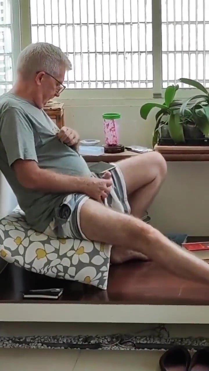 Dad filmed cumming on the floor