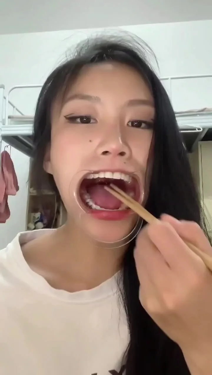 Mouth Play: chinese girl shows her uvula 9 - ThisVid.com
