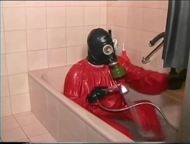 Gasmask girl masturbate underwater in tub