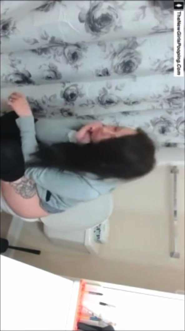big ass girl takes a long pee