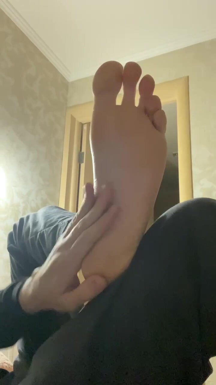 Straight male feet 2 - video 2