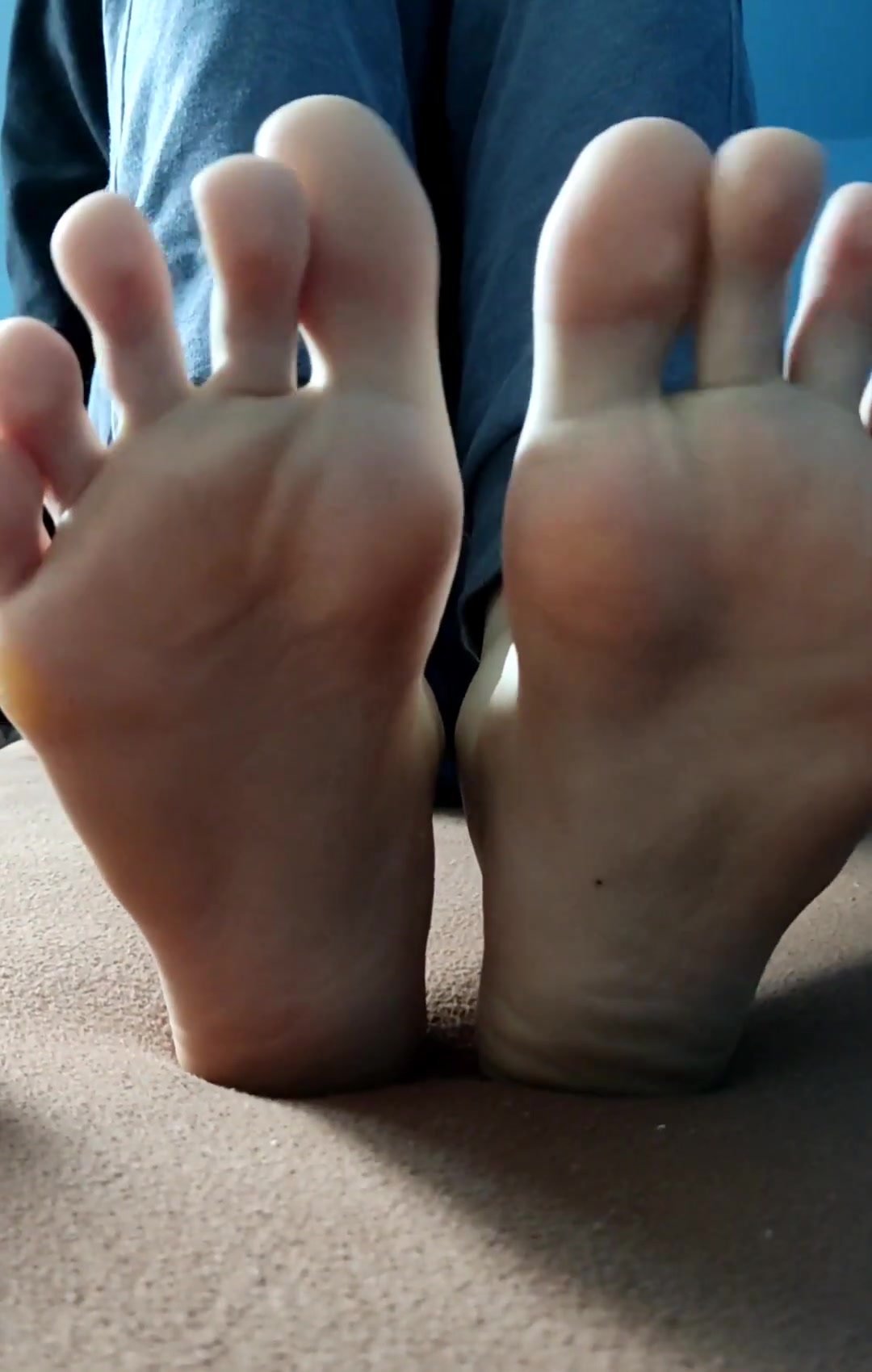 Twink Shows His Big Sexy Bare Feet