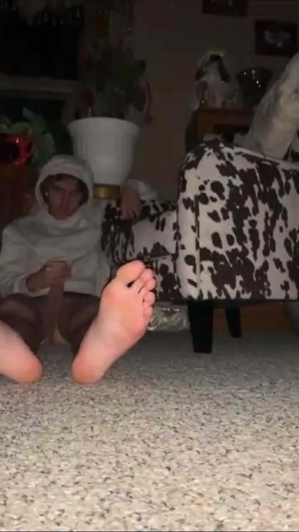teen shows feet while jerking off