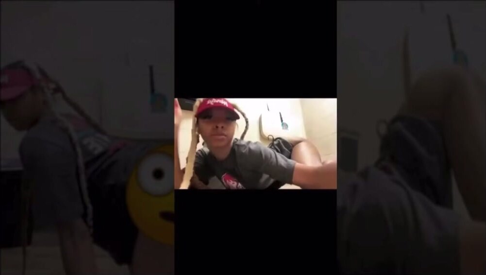 Wendy’s Worker Shaking FUNKY Ass At Work