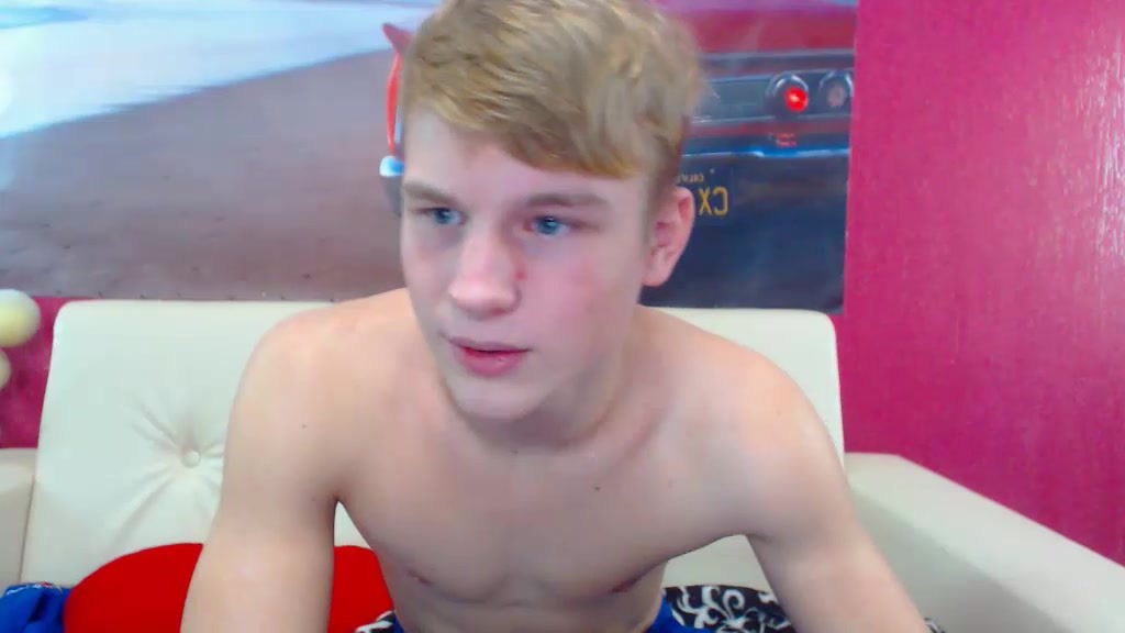 HOT GAY TWINK ON CAM SHOWING DICK