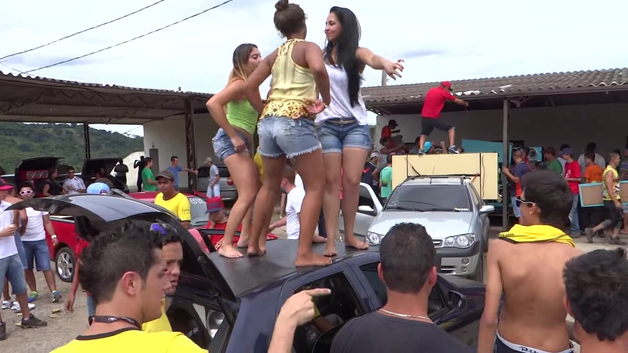 girls wrecking car dancing funk